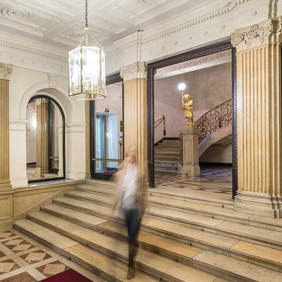 Eingang im Palais Todesco